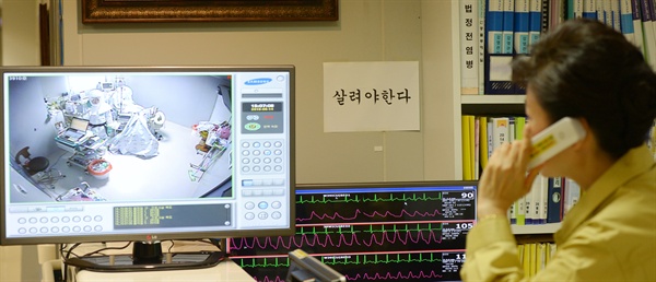 박근혜 대통령이 14일 서울대병원 메르스 치료 격리병동을 방문, 의료진과 통화하고 있다