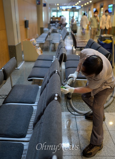 15일 부분적인 병원 폐쇄조치가 내려진 삼성서울병원에서 병원 관계자가 의자를 청소하고 있다.