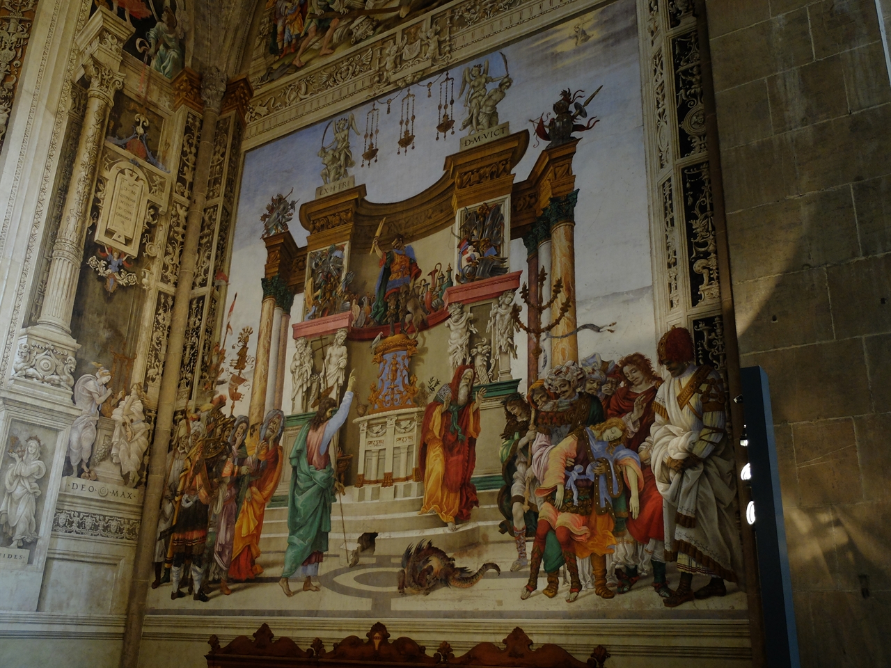 필리피노 리피 '히에로폴리스 사원에서 용을 쫓아내는 성 필립포' 피렌체, 산타 마리아 노벨라 성당. 필리포 스토리치 예배당에 그려진 프레스코화로 르네상스 이후 매너리즘의 선구적 작품으로 평가됩니다.