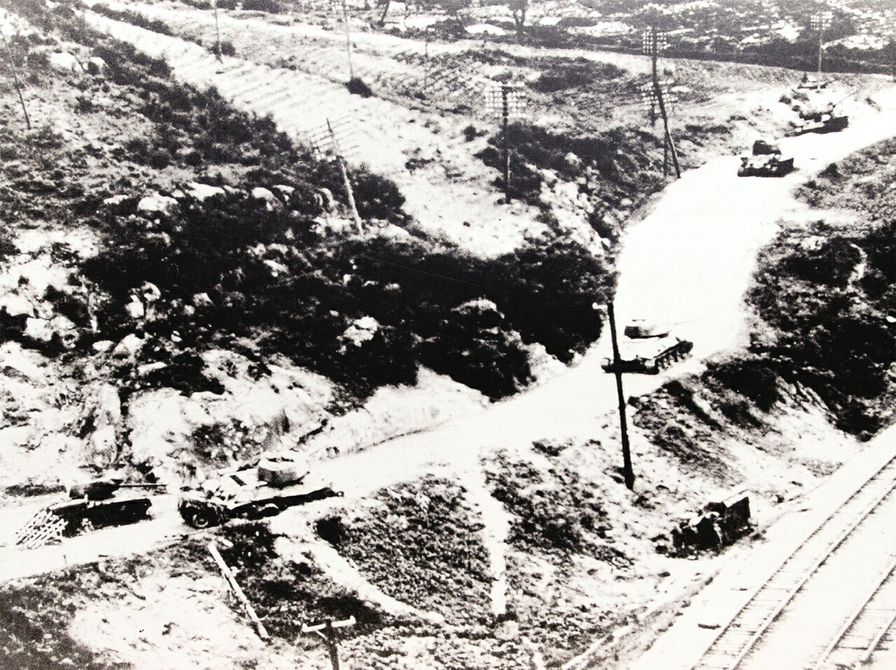 38도선을 돌파하고 서울 점령을 위해 남하하고 있는 북한군의 T-34전차