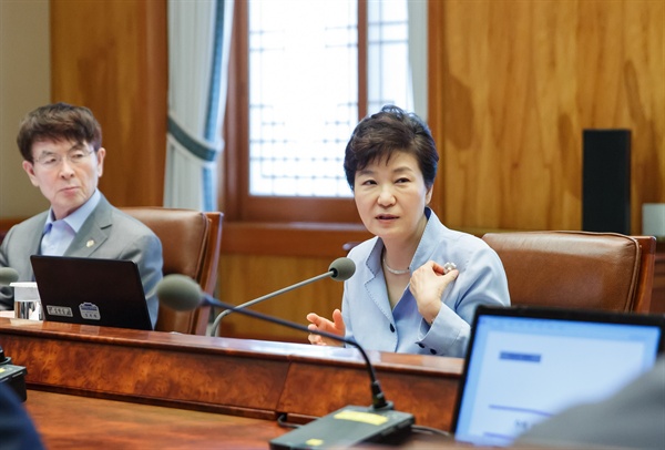 박근혜 대통령이 지난 15일 청와대에서 수석비서관회의를 주재하고 있다.