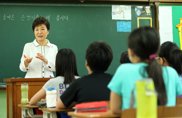 박근혜 대통령이 16일 오전 중동호흡기증후군(메르스) 확산에 휴업했다 최근 수업을 재개한 서울시 강남구 일원본동 대모초등학교를 방문, 손씻기 실습 수업을 참관한 뒤 학생들과 이야기를 나누고 있다.