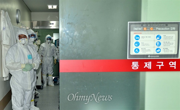 지난 16일 오후 서울 노원구 상계백병원 음압격리병실에서 한 메르스 치료 의료진이 통제구역 밖을 바라보고 있다. 