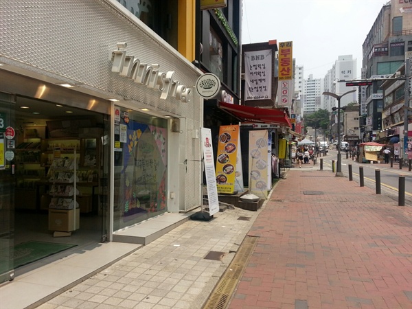 메르스가 확산하는 16일 서울 서대문구 이화여대 앞 화장품 가게들이 한산한 모습을 보이고 있다.