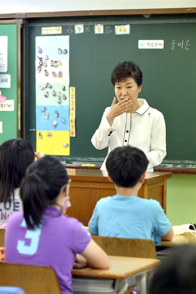 박근혜 대통령이 지난 2015년 6월 16일 오전 중동호흡기증후군(메르스) 확산에 휴업했다 최근 수업을 재개한 서울시 강남구 일원본동 대모초등학교를 방문, 손씻기 실습 수업을 참관하고 있다.