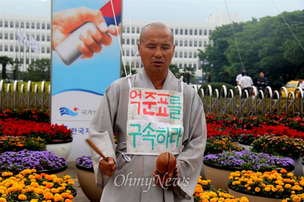  통영 충불사 무송 스님은 17일 오전 경남도청 정문 앞에서 '억준표 구속'과 '무상급식 계속 실시'를 적은 몸벽보를 하고 기도와 삼보일배를 했다.