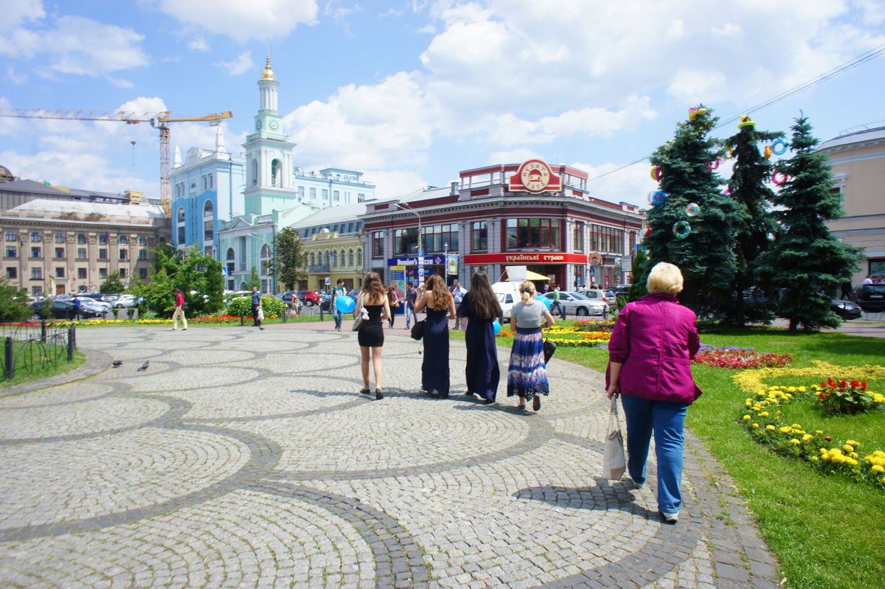 키예프의 점심시간. 사람들은 우크라이나의 김밥천국 꼴인 '푸자타 하타 (빨간 간판)'으로 향한다. 