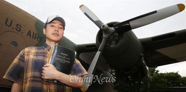 한국전쟁 당시 미군이 한반도에서 세균전을 벌였다는 조사 결과를 담은 '한국과 중국에서의 세균전에 관한 국제과학위원회의 사실조사 보고서'(일명 니덤보고서)를 공개한 임종태 감독.