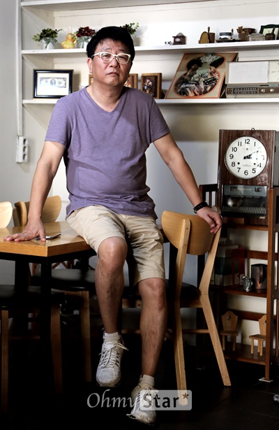 영화 <극비수사>의 곽경택 감독이 12일 오후 서울 삼청동의 한 카페에서 인터뷰에 앞서 포즈를 취하고 있다.