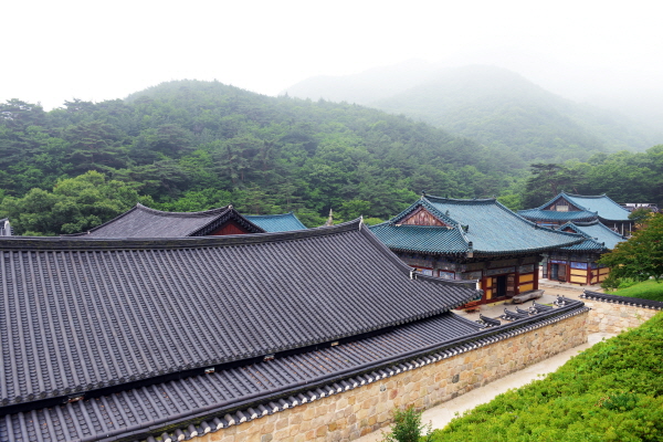 석남사 도의국사 부도탑 가는 길에 본 한국의 아름다운 건축미.