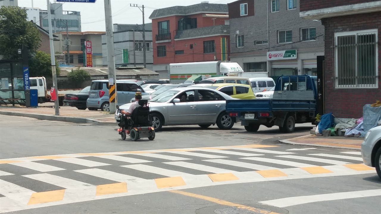  여주시장애인복지관 부근을 지나는 휠체어장애인