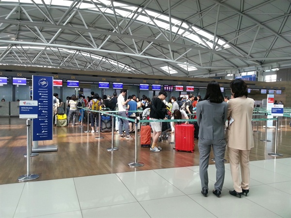18일 오전 인천국제공항 출국심사대 모습.