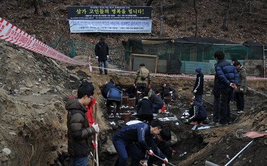지난 2월 한국전쟁기 민간인학살 유해발굴 공동조사단이 대전 산내 골령골 희생자들의 유해를 발굴하고 있다.  