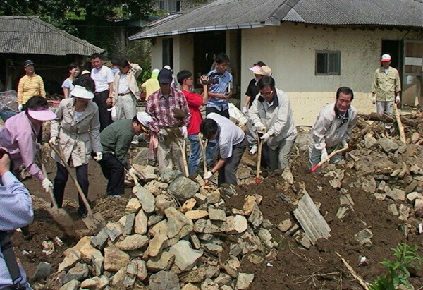 박근혜 대통령은 국회의원 시절인 2003년, 태풍 '매미'로 산사태가 발생해 인명 피해를 발생했던 경남 의령 수해복구현장을 찾았던 적이 있었다.
