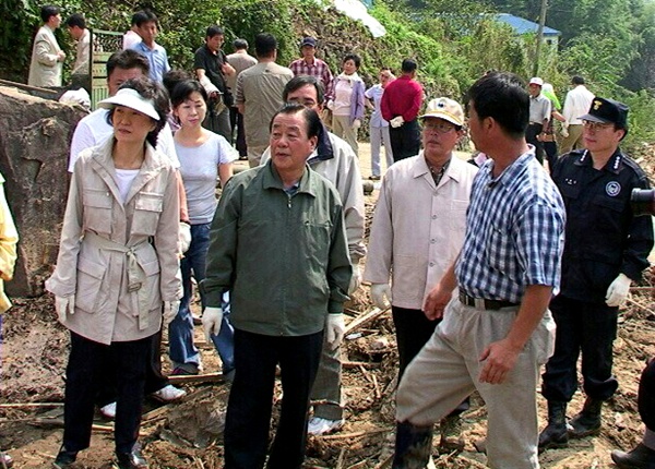 박근혜 대통령은 국회의원 시절인 2003년, 태풍 '매미'로 산사태가 발생해 인명 피해를 발생했던 경남 의령 수해복구현장을 찾았던 적이 있었다.