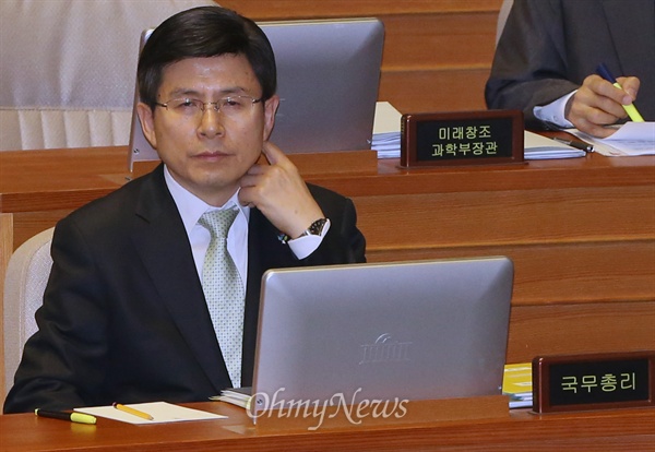  19일 국회에서 열린 외교·통일·안보 분야 대정부질문에 출석한 황교안 신임 국무총리가 생각에 잠겨 있다.