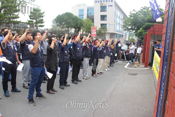  한국노총 금속노련 경남지역본부와 민주노총 금속노조 경남지부는 19일 중식시간에 고용노동부 창원지청 앞에서 공동집회를 열고 '노동시장 구조개악 분쇄'를 외쳤다.