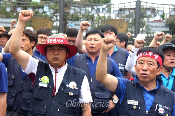  한국노총 금속노련 경남지역본부와 민주노총 금속노조 경남지부는 19일 중식시간에 고용노동부 창원지청 앞에서 공동집회를 열고 '노동시장 구조개악 분쇄' 집회를 열었는데, 신천섭 금속노조 경남지부장(오른쪽)과 이정식 금속노련 창원지부 의장이 구호를 외치고 있다.