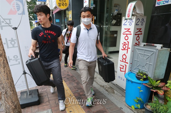 서울 종로경찰서 수사관들이 19일 오후 서울 중구 4·16연대 사무실에 대한 압수수색을 마친 뒤 압수물품이 담긴 박스를 들고 이동하고 있다.