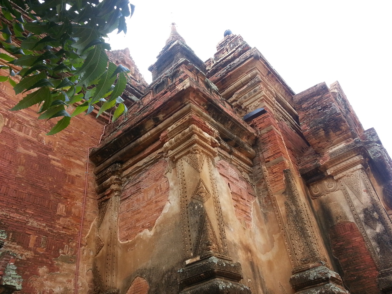 아열대의 뙤약볕 대지 위에 세워진 파고다의 벽돌 한 장마다 미얀마 조상들의 피와땀이 배어 있다.