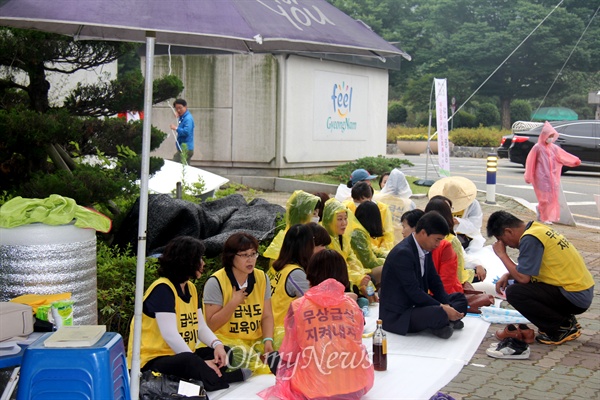  20일 친환경무상급식지키기 경남운동본부 진헌극, 전진숙 공동대표가 '무상급식 원상회복' 등을 요구하며 경남도청 정문 옆에서 나흘째 단식농성하고 있는 가운데, 학부모들이 찾아와 하루 동조단식하고 있다.