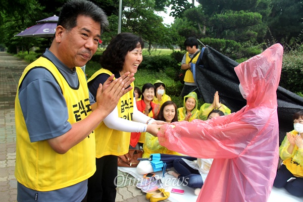  20일 친환경무상급식지키기 경남운동본부 진헌극, 전진숙 공동대표가 '무상급식 원상회복' 등을 요구하며 경남도청 정문 옆에서 나흘째 단식농성하고 있는 가운데, 함안 칠원초등학교 박유진 학생(4년)이 저금통을 갖고와 전달했다.