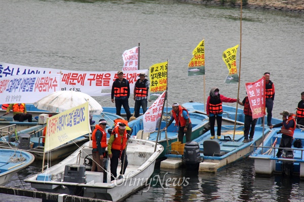  최근 낙동강에서 어류가 집단 폐사하자 '낙동강내수면 어민총연합회'는 21일 오전 대동선착장에서 하굿둑까지 선박시위를 벌이며 '하굿둑과 대형 보 철거'를 촉구했다.