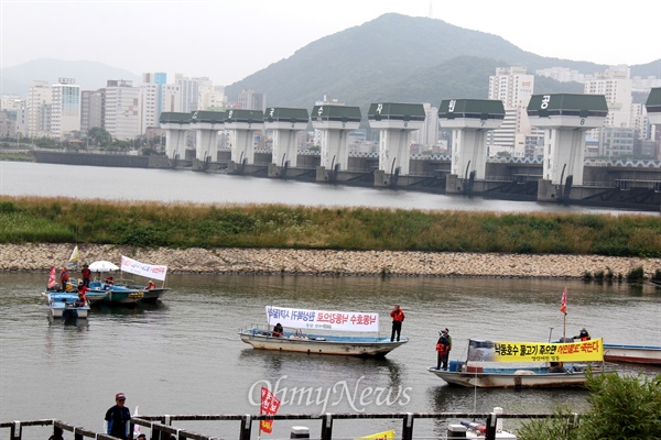  최근 낙동강에서 어류가 집단 폐사하자 '낙동강내수면 어민총연합회'는 21일 오전 대동선착장에서 하굿둑까지 선박시위를 벌이며 '하굿둑과 대형 보 철거'를 촉구했다.