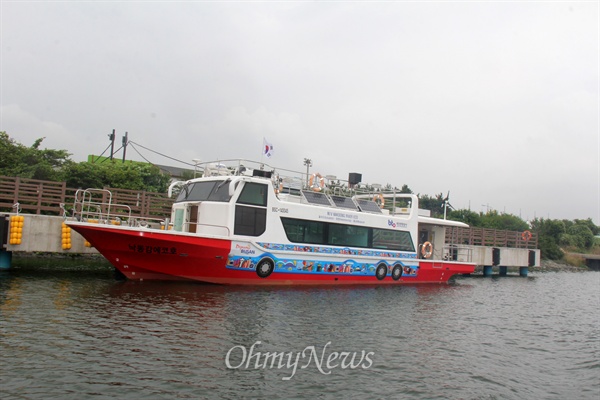 부산관광공사에서 운영하는 관광선이 낙동강 하구에 정박해 있다.