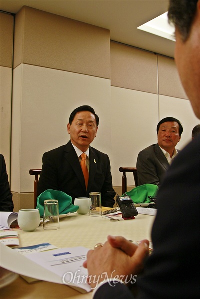 김상곤 새정치민주연합 혁신위원장이 21일 광주 동구의 한 호텔 식당에서 광주·전남 기초단체장들과 만나 간담회를 가졌다. 