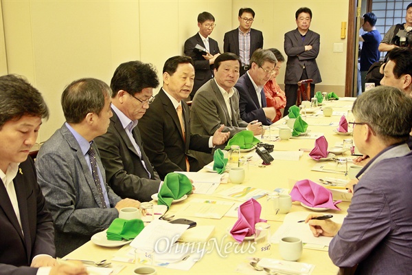 김상곤 새정치민주연합 혁신위원장이 21일 광주 동구의 한 호텔 식당에서 광주·전남 기초단체장들과 만나 간담회를 가졌다.