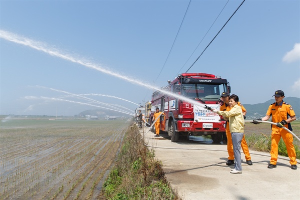 박근혜 대통령이 지난 21일 인천시 강화군 화도면 가뭄피해지역을 방문해 논에 물을 주고 있는 모습.