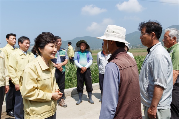 박근혜 대통령이 지난 21일 인천시 강화군 화도면 가뭄피해지역을 방문해 농민과 대화를 나누고 있다.