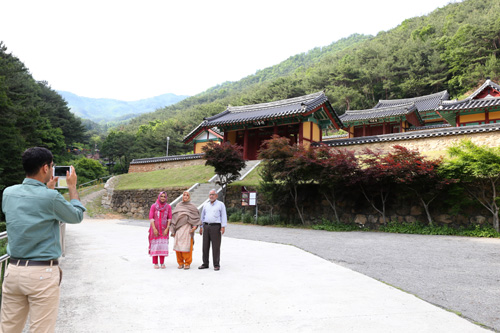 지난 14일 석주관을 찾은 외국인들이 기념사진을 찍고 있다. 석주관은 정유재란 때 순절한 의사와 승·의병들을 추모하는 공간이다.