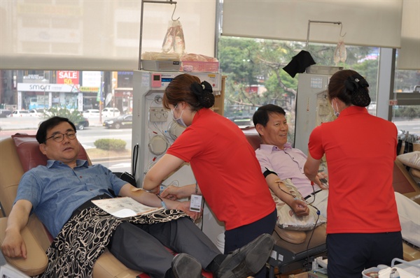허성무 새정치민주연합 중앙당 사무부총장 등 당원들이 22일 메르스 여파로 부족한 혈액수급을 돕기 위해 헌혈을 했다.
