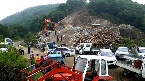  의령 주민들이 한우산 풍력발전단지 조성공사에 반대하고 있다. 22일 오전 풍력발전단지 진입로 개설공사장 앞에서는 주민들이 중장비 반입 등을 막으면서 한때 갈등이 빚어졌다.