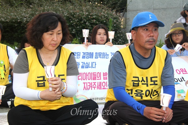  친환경무상급식지키기 경남운동본부는 22일 저녁 경남도청 정문 옆에서 '무상급식 원상회복' 등을 요구하며 촛불집회를 열었다. 이날까지 엿새동안 단식농성을 벌인 전진숙, 진헌극 공동대표가 참석해 앉아 있다.