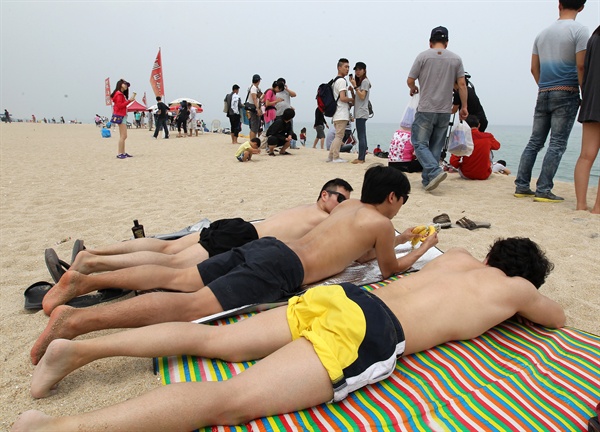 초여름 날씨를 보인 지난 2012년 5월 27일 강원 강릉시 경포 해변을 찾은 피서객들이 백사장에서 선탠을 즐기고 있다.