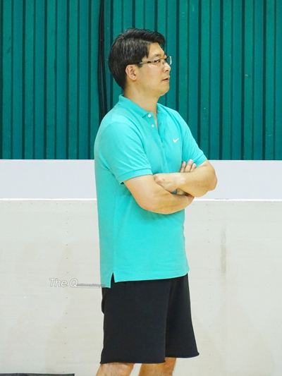 U대회 여자농구팀 감독인 유인영 감독 유니버시아드 여자농구 대표팀의 감독을 맡은 유인영 감독이 벤치에서 선수들을 지도하고 있다.