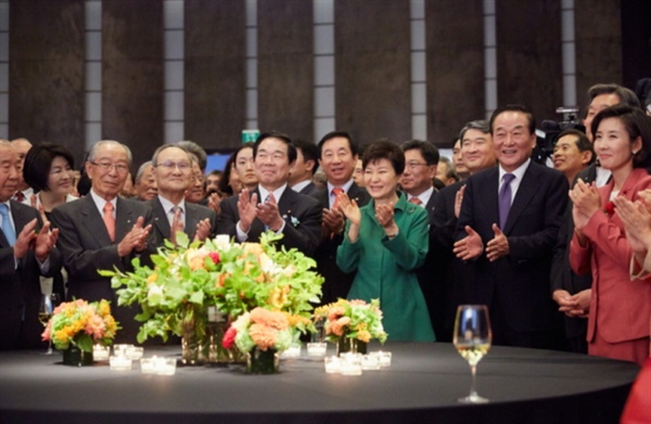 박근혜 대통령이 22일 오후 서울 중구 소공동 웨스틴조선호텔에서 한일 국교정상화 50주년 기념 리셉션에서 누카가 일한의원연맹 회장이 대독한 아베 총리의 축사를 들은 뒤 박수를 치고 있다.