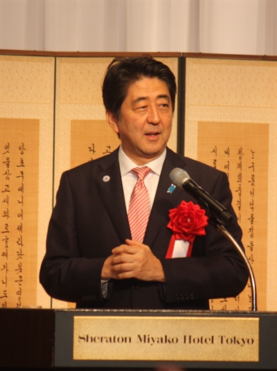  아베 신조(安倍晋三) 일본 총리가 22일 오후 도쿄 도내 쉐라톤 미야코 호텔에서 주일 한국대사관 주최로 열린 한일 국교정상화 50주년 기념 리셉션에 참석해 축사를 하고 있다. 