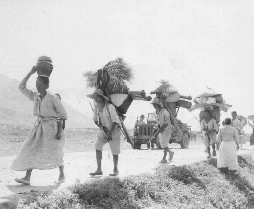 한국전쟁 중, 이 땅의 백성들이 남부여대로 피난을 떠나고 있다(1950. 8. 24.) 