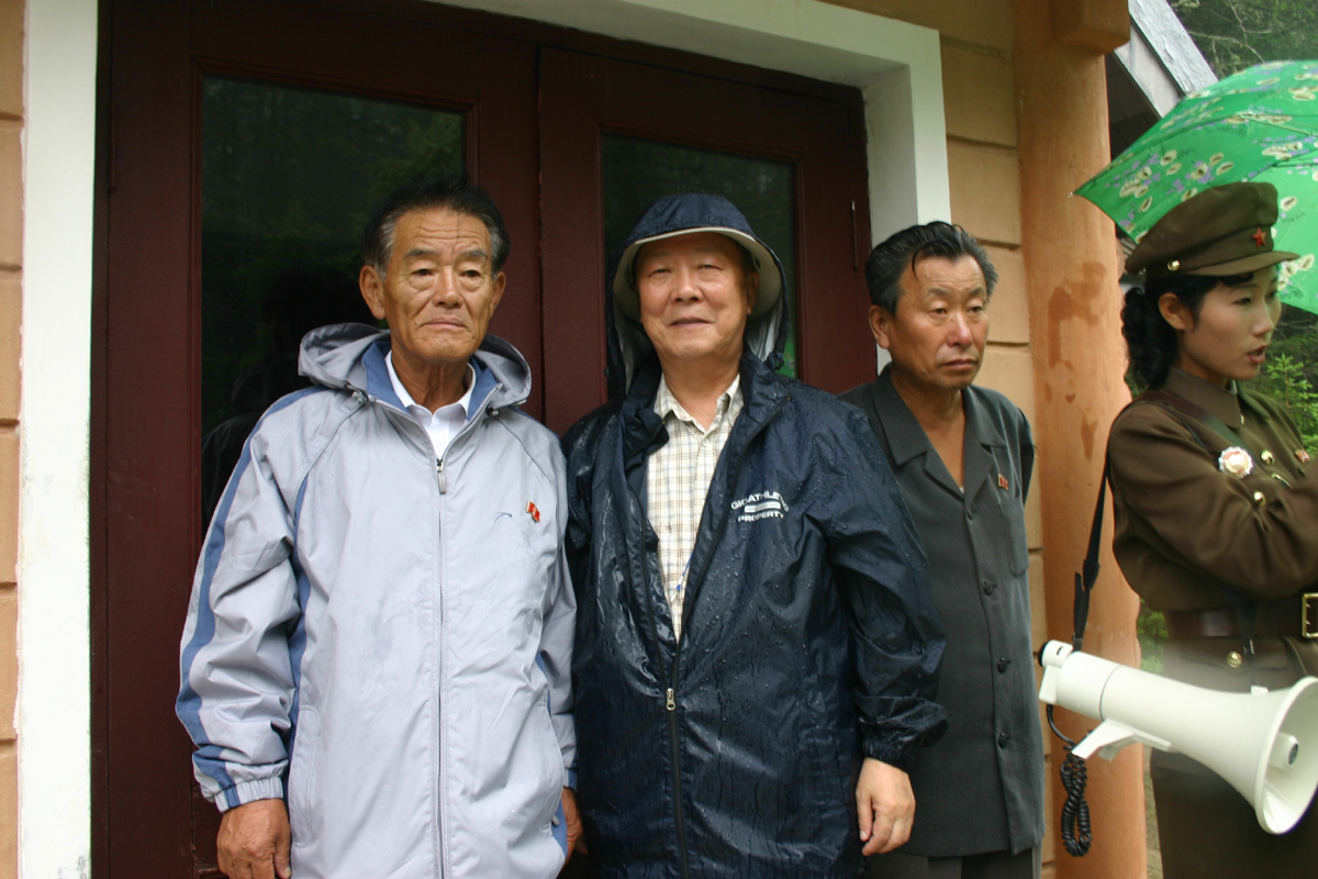 백두산 가는 길에서 만난 오영재 시인(왼쪽부터 오영재 시인, 기자, 북한 측 관계자, 안내를 맡은 북한여군. 2005. 7. 22.) 