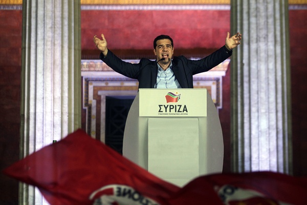 급진좌파연합(시리자)의 당수이자 야당 지도자인 알렉시스 치프라스가, 지난 1월 25일 그리스 총선 승리 후 지지자들 앞에서 환영을 받고 있다.