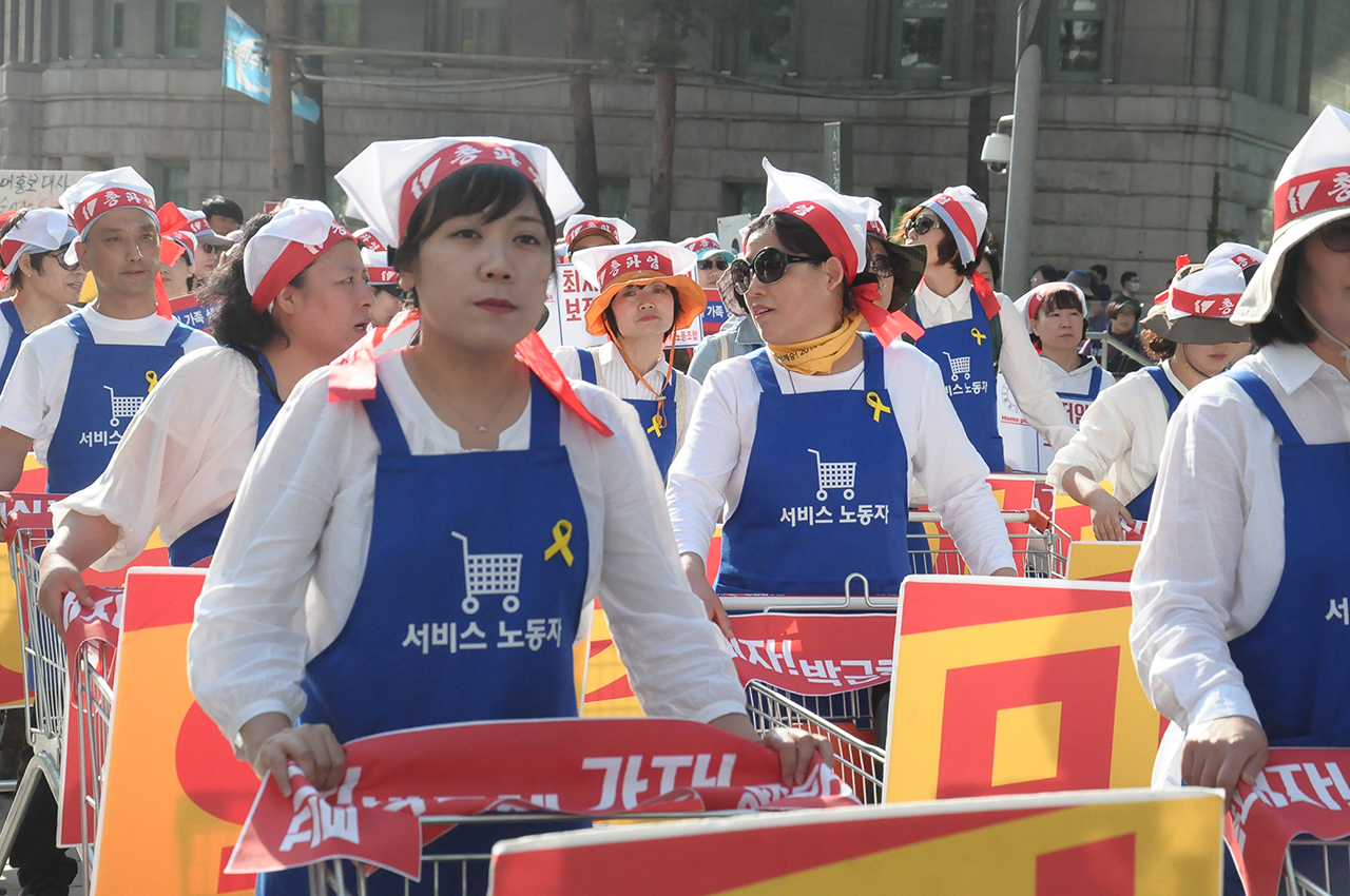 지난 4월 24일, 대형마트 노동자들이 '최저임금 1만원'을 요구하며 카트를 끌고 거리로 나섰다. 필자도 행진 대열에 함께 했다. 앞줄 왼쪽이 필자. 