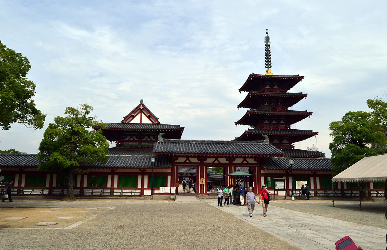 쇼토쿠 태자가 세운 일본 최초의 역사적인 사찰이다.
