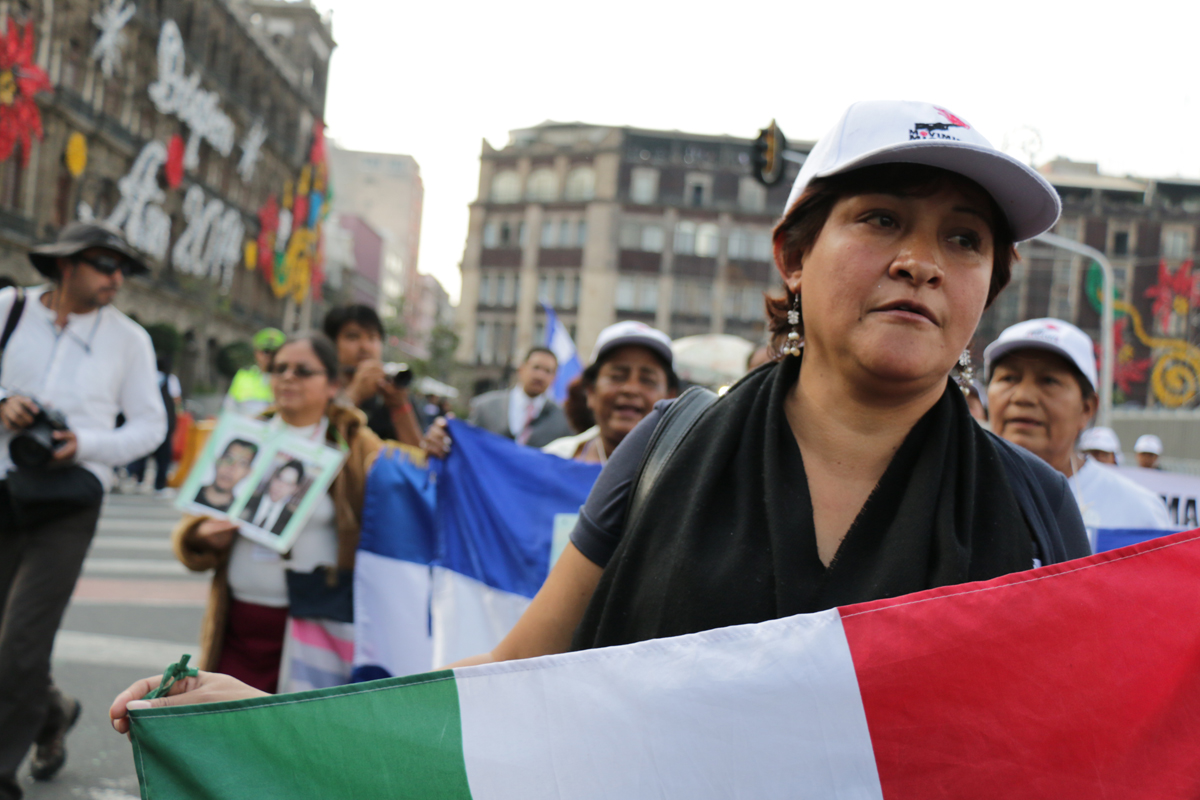 중앙아메리카 출신 이주민들의 어머니들이 실종된 가족을 찾기 위해 지난 2013년 12월 11일 멕시코시티에서 시위를 하고 있다