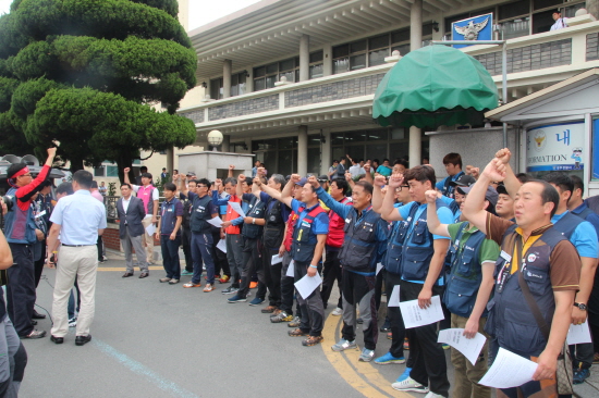 민주노총경북지역본부 노조원들이 24일 경주경찰서 앞에서 기자회견을 하고 있다.