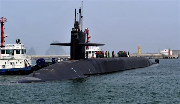 미해군 7함대 소속 오하이오급 핵추진 잠수함인 미시간호(SSGM727)가 23일 해군작전사령부 부산기지에 입항했다. 