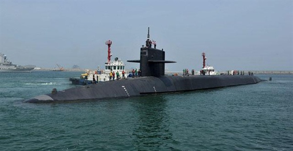 미해군 7함대 소속 오하이오급 핵추진 잠수함인 미시간호(SSGM727)가 23일 해군작전사령부 부산기지에 입항했다. 